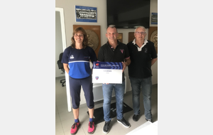 Une étoile pour le SA Monein et son coprésident chargé de l'école de rugby, Dominique Lauga. La plaque a été remise quelques jours après l'AG par le président Pédaillé et Julie Grunenberger, CTC du bassin 1. 