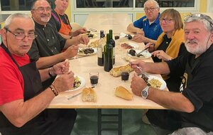 L'équipe Restauration, toujours de bonne humeur et au grand complet en pleine dégustation du salmis de palombe - pâtes.