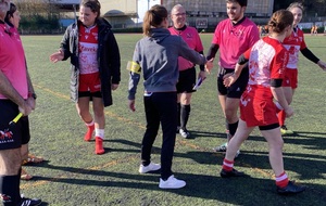 Fin du premier match. Les joueuses saluent leurs adversaires et les abritres. 