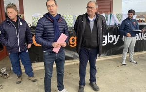 Eric Boz, représentant Orange, aux côtés de Roland Mongin, président de l'école de rugby d'Orthez, vice-président du CD 64 en charge du haut-n niveau jeunes