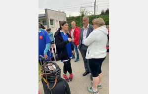 Carole Durand Laurier, à gauche, oeuvre pour l'Amicale des anciennes internationales, ici aux côtés de Laurent Gabbanini, directeur général de France Rugby et de la locale de l'étape, l'Hendayaise Danièle Irazu