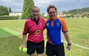 Félicitations à cette très jeune paire d'arbitres qui a assuré toute la journée. Bravo à vous deux 