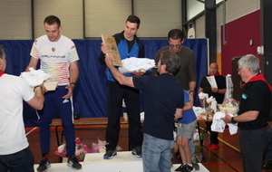 Jean-Léon Pourteau remet le trophée du CD 64 au vainqueur de la course à pied. 