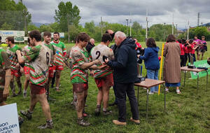  Remise des médailles au vainqueur masculin par Alain et  à la gagnante par Areola Uradangarin directrice de l'Eurorégion Nouvelle Aquitaine-Euskadi-Navarra, sponsor du tournoi.