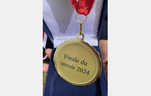 La médaille souvenir remise aux arbitres des quatre finales