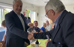 Le président de la Ligue Nouvelle-Aquitaine, Michel Macary, a reçu la cravate du CD 64 avant le match des mains de Daniel Pédaillé. 